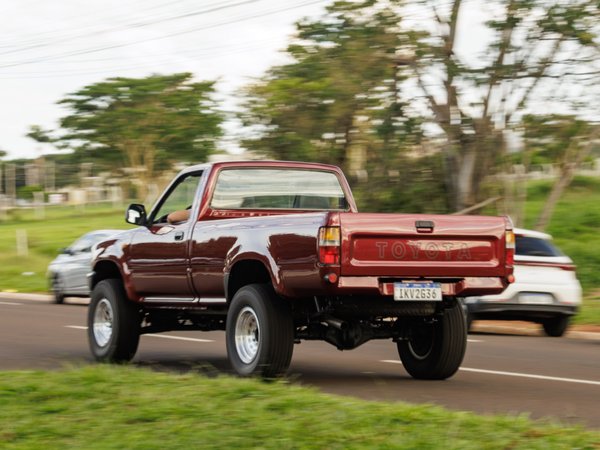 Foto 4 - Toyota Hilux DX 2.7 Gasolina 4x2