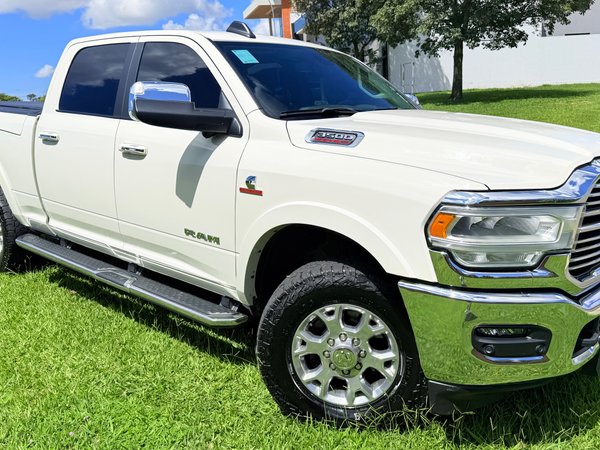 Foto 1 - RAM 3500 Laramie 6.7 Turbo Diesel 4x4