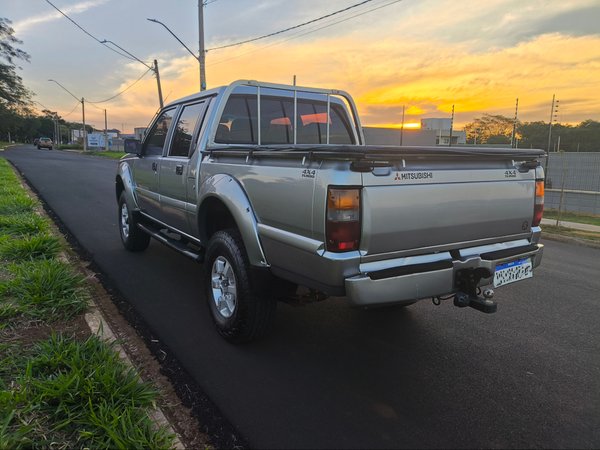 Foto 2 - Mitsubishi L200 GLS 2.5 Turbo Diesel 4x4