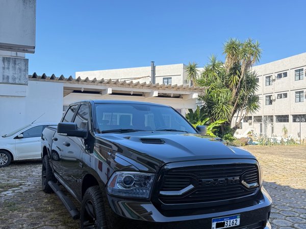 Foto 10 - RAM Classic Laramie Night Edition 5.7 V8 Gasolina 4x4