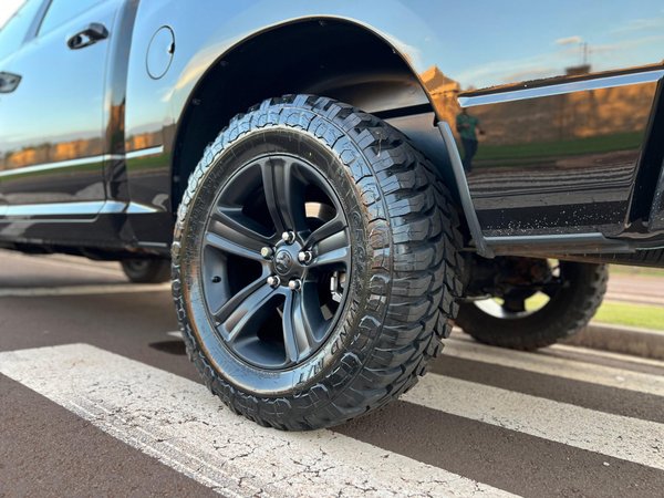Foto 10 - RAM Classic Laramie 5.7 V8 Gasolina 4x4