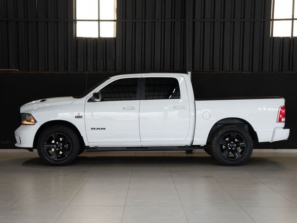 Foto 10 - RAM Classic Laramie Night Edition 5.7 V8 Gasolina 4x4