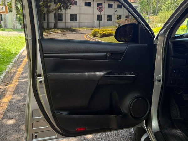 Foto 7 - Toyota Hilux STD 2.8 Turbo Diesel 4x4