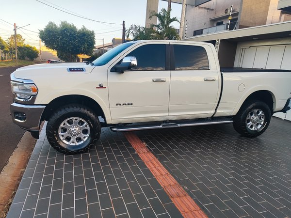 Foto 4 - RAM 3500 Laramie 6.7 Turbo Diesel 4x4