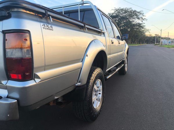 Foto 10 - Mitsubishi L200 GLS 2.5 Turbo Diesel 4x4