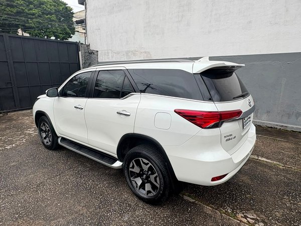 Foto 8 - Toyota Hilux SW4 SRX Diamond 2.8 Turbo Diesel 4x4