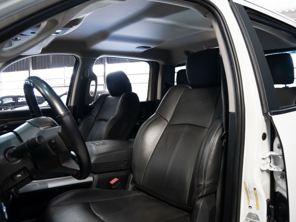 Foto 7 - RAM Classic Laramie Night Edition 5.7 V8 Gasolina 4x4