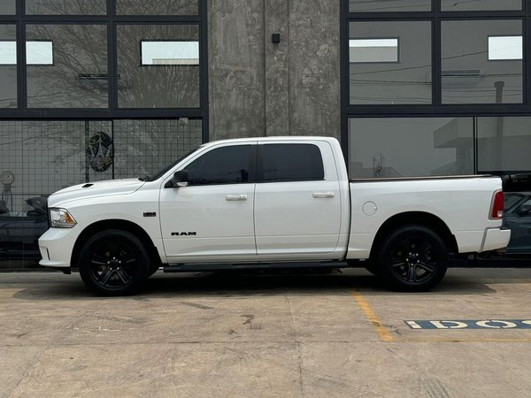 Foto 4 - RAM Classic Laramie Night Edition 5.7 V8 Gasolina 4x4