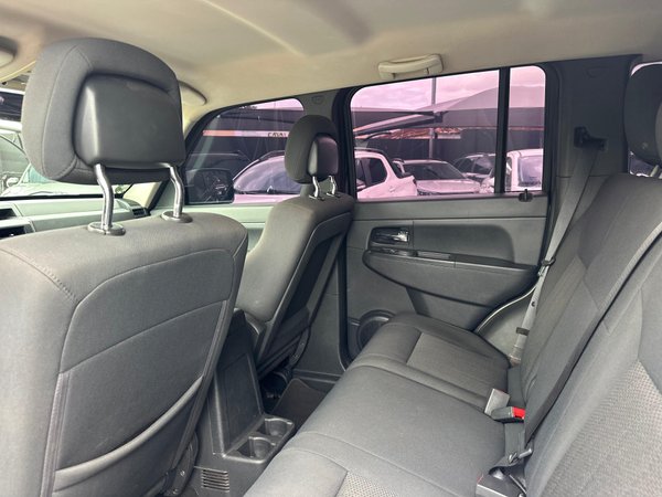 Foto 5 - Jeep Cherokee Sport 3.7 V6