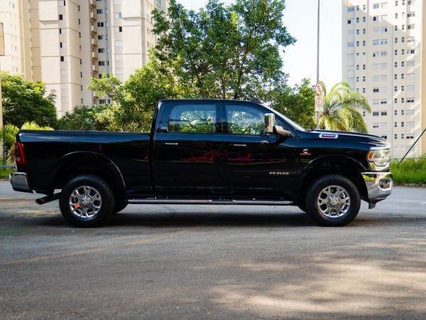 Foto 4 - RAM 3500 Laramie 6.7 Turbo Diesel 4x4