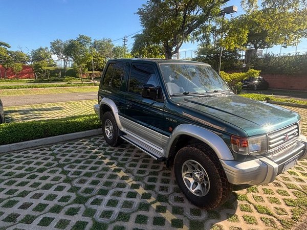 Foto 1 - Mitsubishi Pajero GLS-B 3.0 V6 Gasolina 4x4