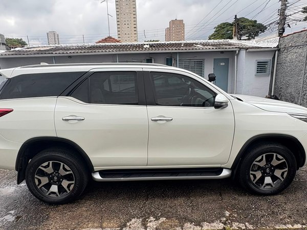 Foto 2 - Toyota Hilux SW4 SRX Diamond 2.8 Turbo Diesel 4x4