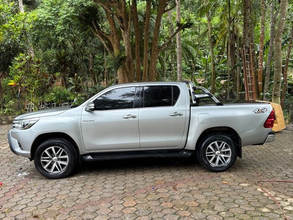 Foto 10 - Toyota Hilux SRX 2.8 Turbo Diesel 4x4