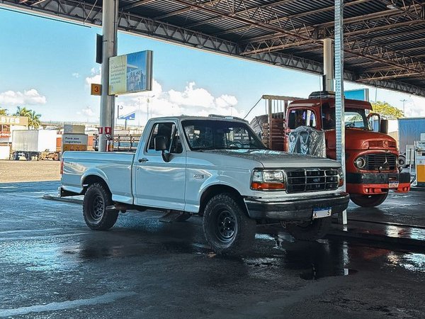 Foto 3 - Ford F1000 XLT 2.5 Turbo Diesel 4x2 C.S