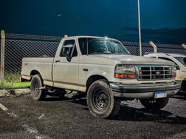 Foto 2 - Ford F1000 XLT 2.5 Turbo Diesel 4x2 C.S