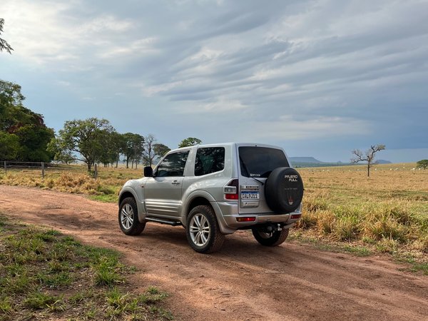 Foto 2 - Mitsubishi Pajero GLS 3.5 V6 Gasolina 4x4