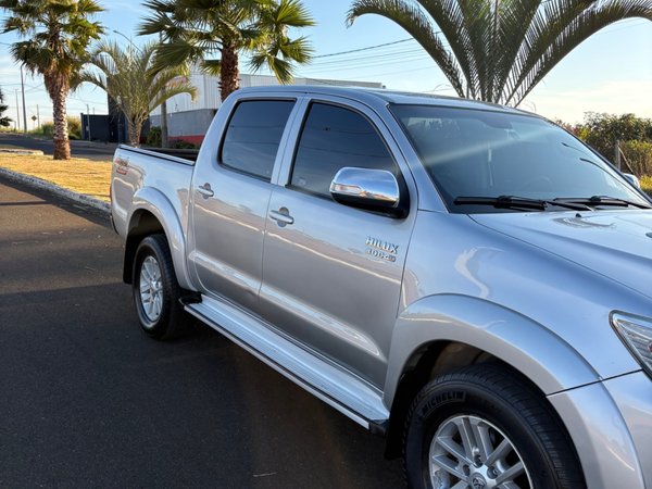 Foto 2 - Toyota Hilux SRV D4-D 2.8 Turbo Diesel 4x4