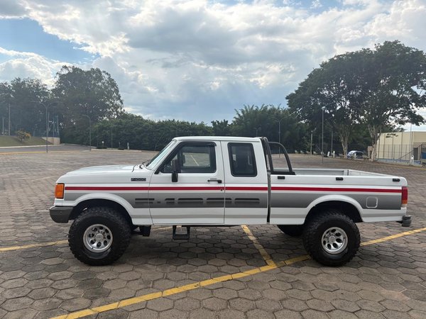 Foto 1 - Ford F1000 3.9 Diesel