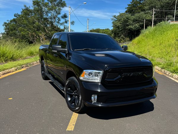 Foto 1 - RAM Classic Laramie Night Edition 5.7 V8 Gasolina 4x4