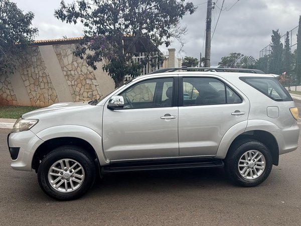 Foto 2 - Toyota Hilux SW4 SRV 3.0 Turbo Diesel 4x4