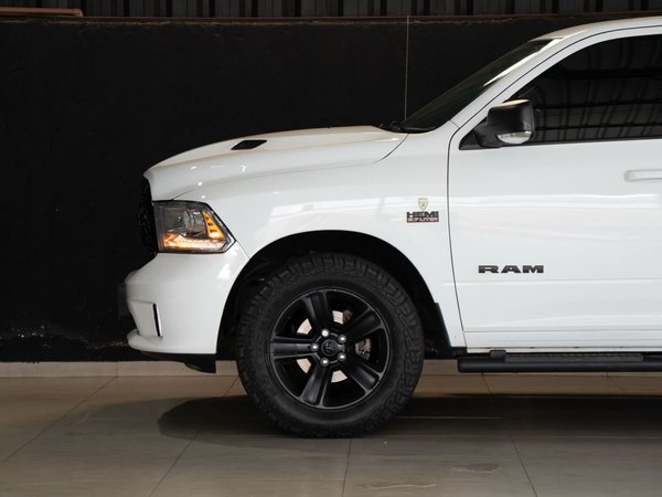 Foto 3 - RAM Classic Laramie Night Edition 5.7 V8 Gasolina 4x4
