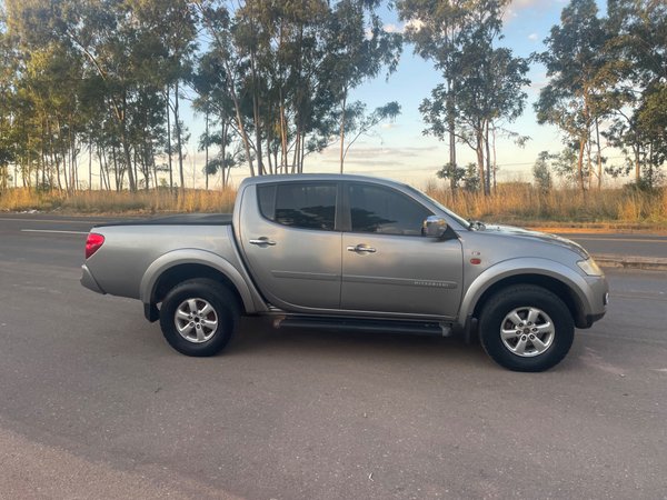 Foto 2 - Mitsubishi L200 Triton HPE 3.2 Turbo Diesel 4x4