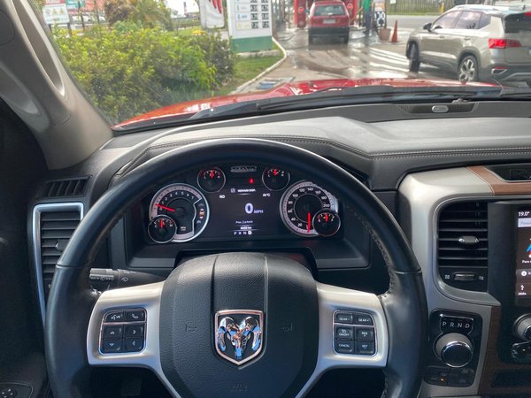 Foto 7 - RAM Classic Laramie Night Edition 5.7 V8 Gasolina 4x4