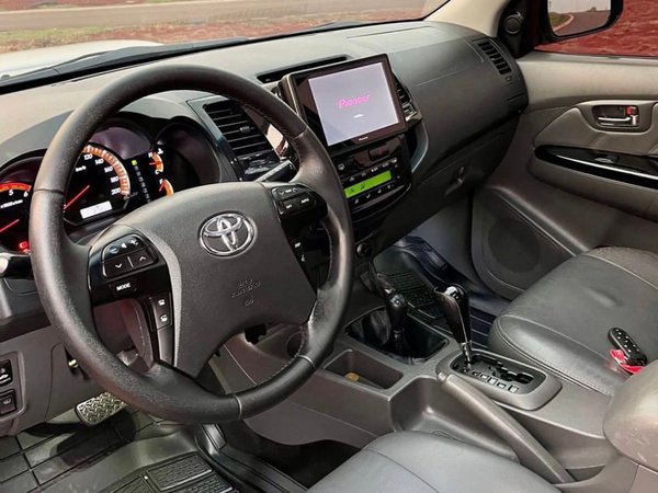 Foto 2 - Toyota Hilux SRV 3.0 Turbo Diesel 4x4