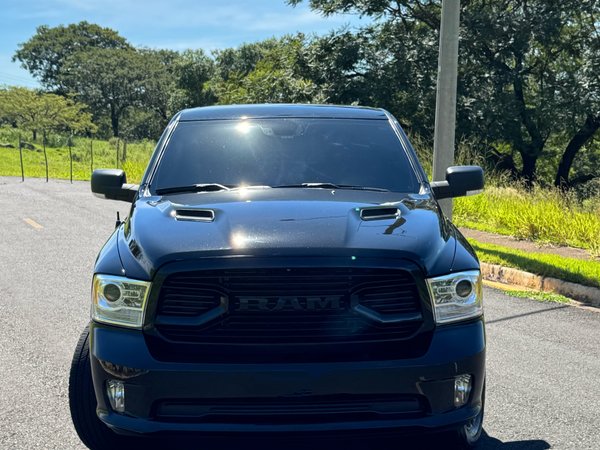 Foto 2 - RAM Classic Laramie Night Edition 5.7 V8 Gasolina 4x4