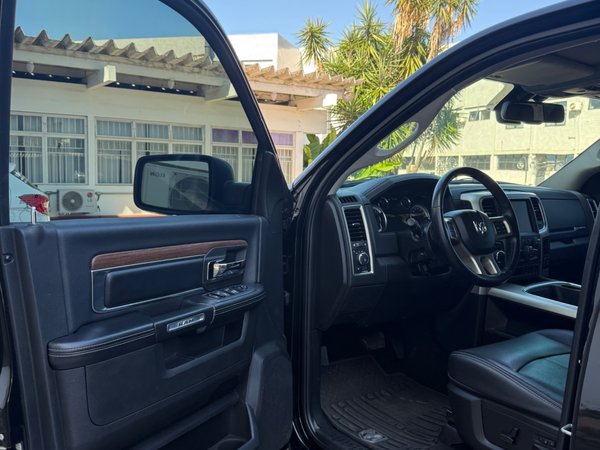 Foto 5 - RAM Classic Laramie Night Edition 5.7 V8 Gasolina 4x4