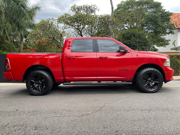 Foto 4 - RAM Classic Laramie Night Edition 5.7 V8 Gasolina 4x4