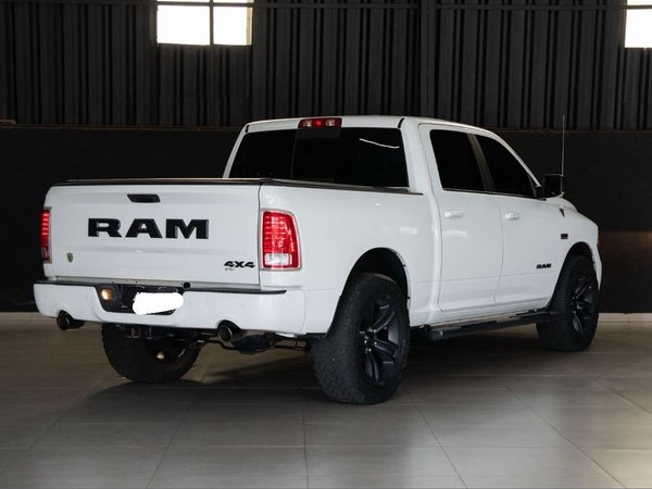 Foto 4 - RAM Classic Laramie Night Edition 5.7 V8 Gasolina 4x4