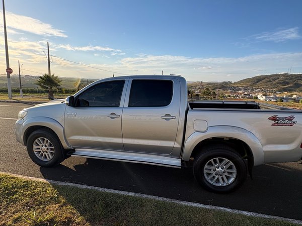 Foto 9 - Toyota Hilux SRV D4-D 2.8 Turbo Diesel 4x4