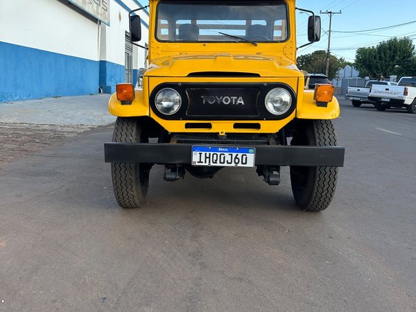 Foto 2 - Toyota Bandeirantes Pick-up C.D 4p.