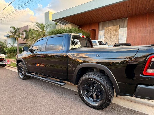 Foto 2 - RAM 1500 Rebel 5.7 V8 Gasolina 4x4