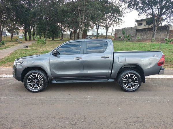 Foto 1 - Toyota Hilux SRV 2.8 Turbo Diesel 4x4
