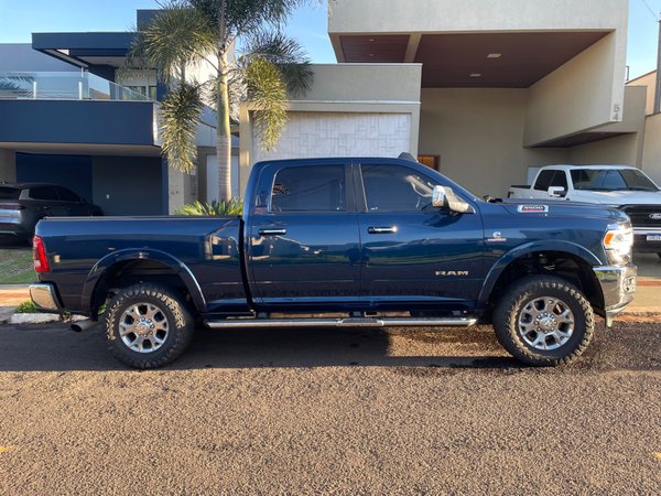 Foto 3 - RAM 3500 Laramie 6.7 Turbo Diesel 4x4