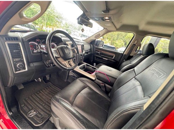 Foto 4 - RAM Classic Laramie Night Edition 5.7 V8 Gasolina 4x4