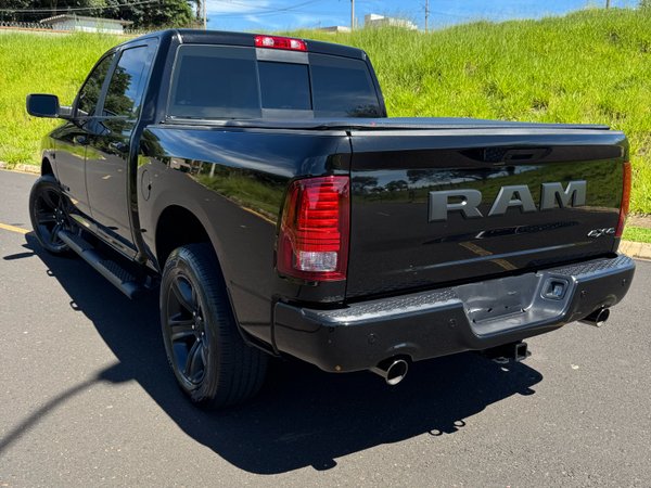Foto 4 - RAM Classic Laramie Night Edition 5.7 V8 Gasolina 4x4