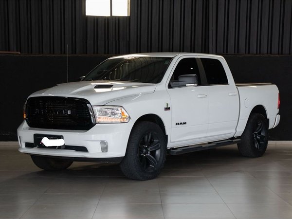 Foto 2 - RAM Classic Laramie Night Edition 5.7 V8 Gasolina 4x4