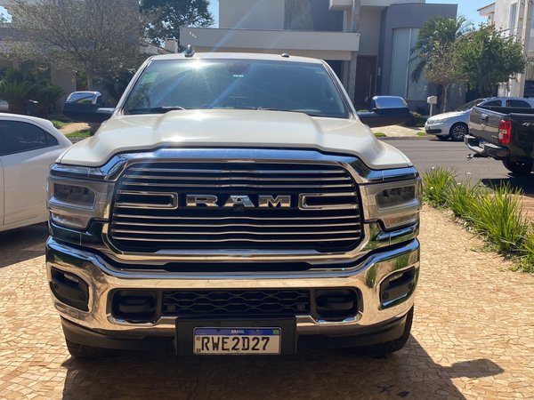 Foto 1 - RAM 3500 Laramie 6.7 Turbo Diesel 4x4