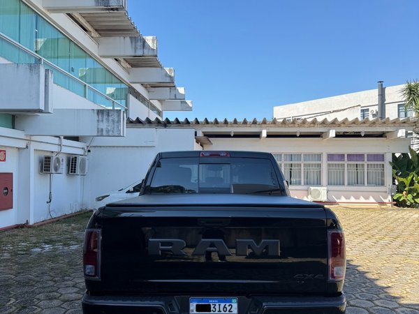 Foto 4 - RAM Classic Laramie Night Edition 5.7 V8 Gasolina 4x4