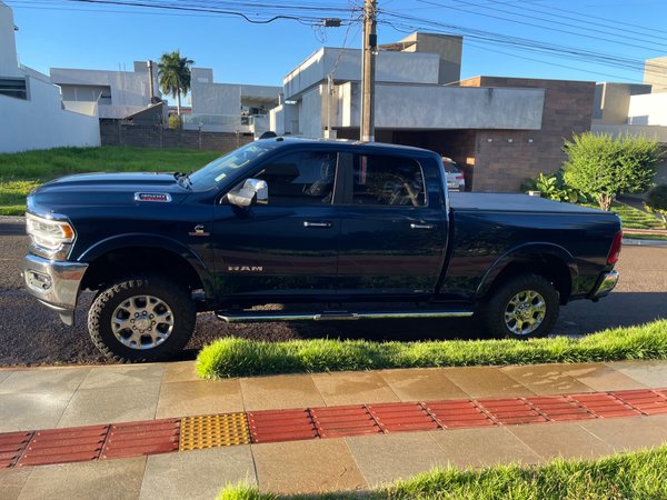 Foto 2 - RAM 3500 Laramie 6.7 Turbo Diesel 4x4