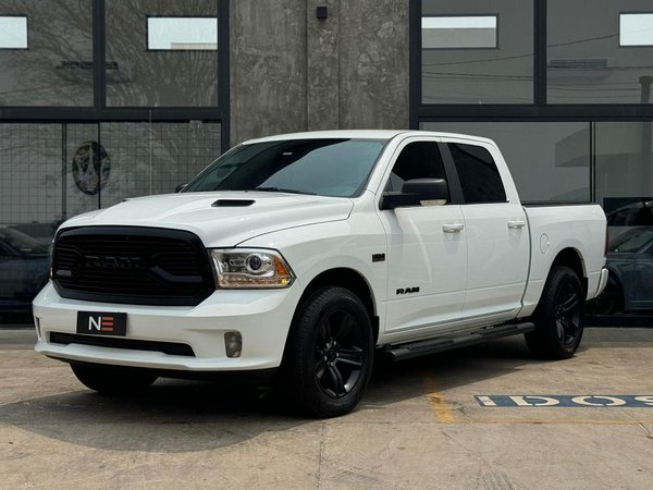 Foto 3 - RAM Classic Laramie Night Edition 5.7 V8 Gasolina 4x4