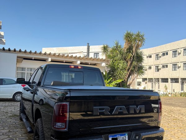 Foto 3 - RAM Classic Laramie Night Edition 5.7 V8 Gasolina 4x4