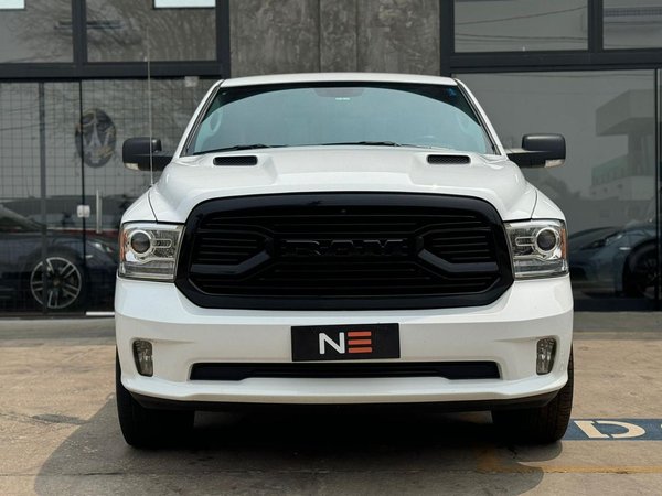 Foto 2 - RAM Classic Laramie Night Edition 5.7 V8 Gasolina 4x4