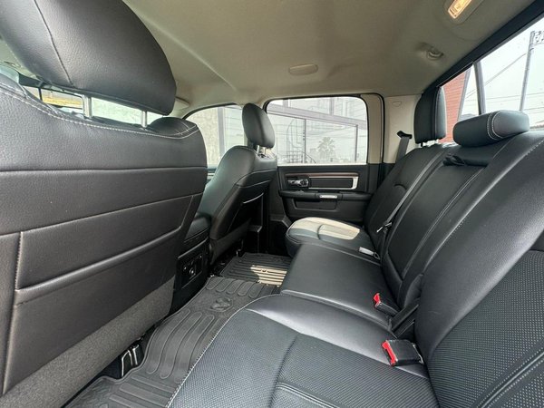 Foto 10 - RAM Classic Laramie Night Edition 5.7 V8 Gasolina 4x4